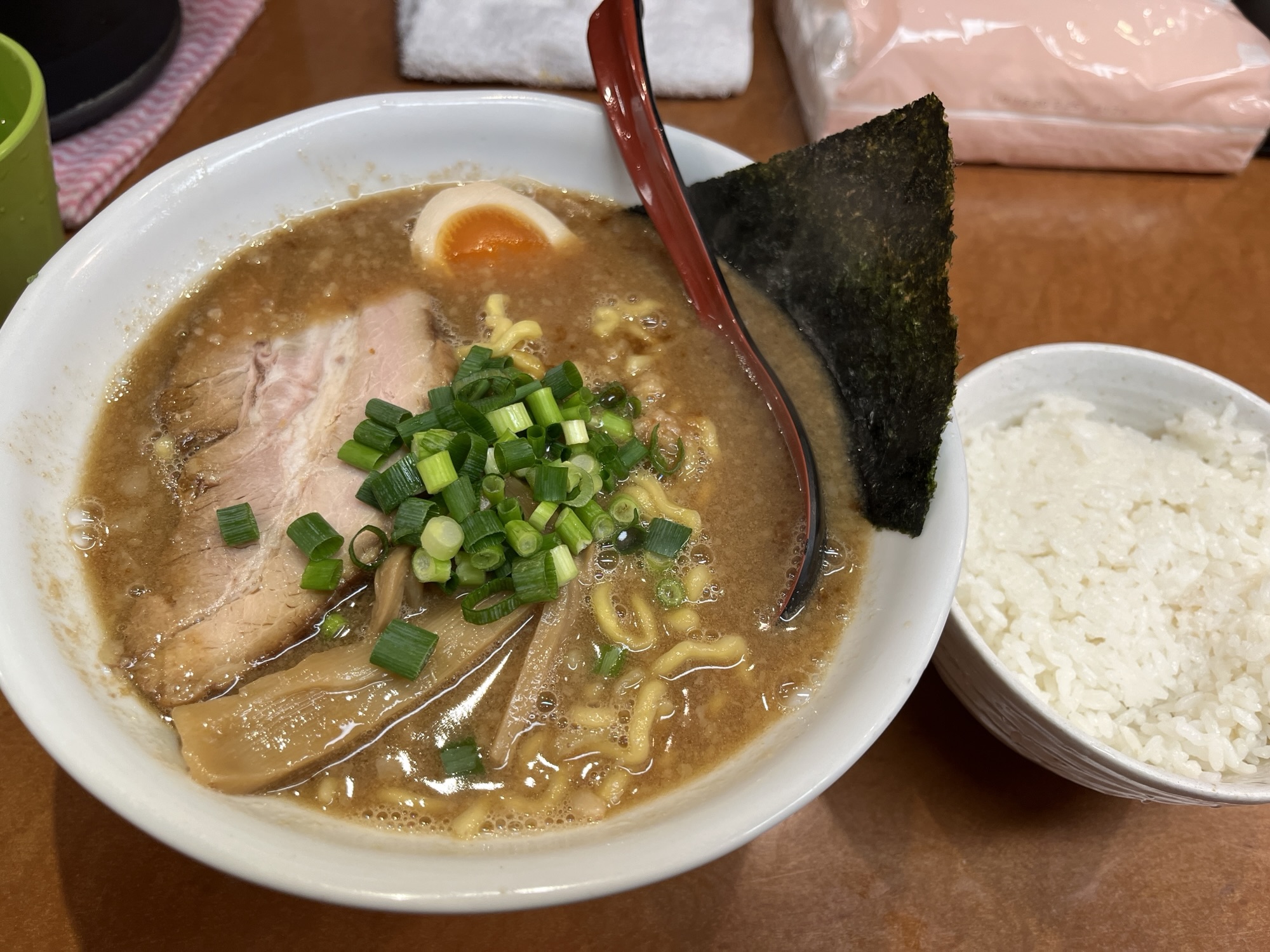 萬馬軒花橙さんの濃厚醤油らーめん(オリジナル家系ラーメン)